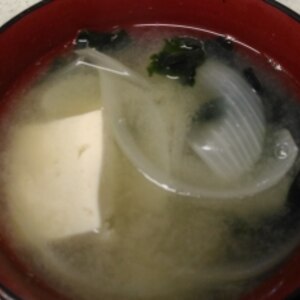 朝からホッコリ★たまねぎ、豆腐の味噌汁